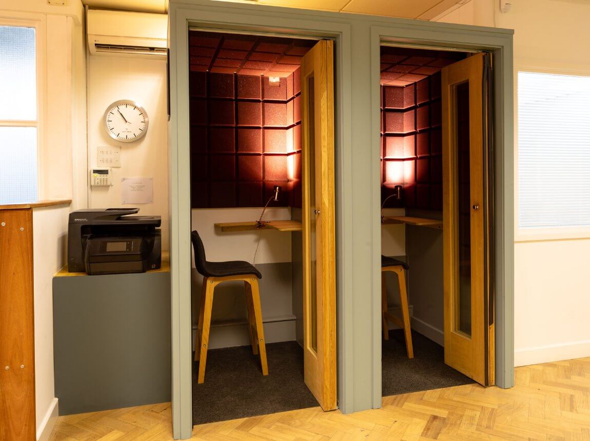https://www.collaborate.works/wp-content/uploads/2023/04/coworking-woking-breakout-space-hotdesk-phonebooths.jpg